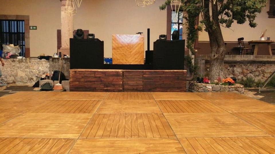 Pistas de baile de madera con cabina que hace juego con la pista para que el evento luzca aun mas