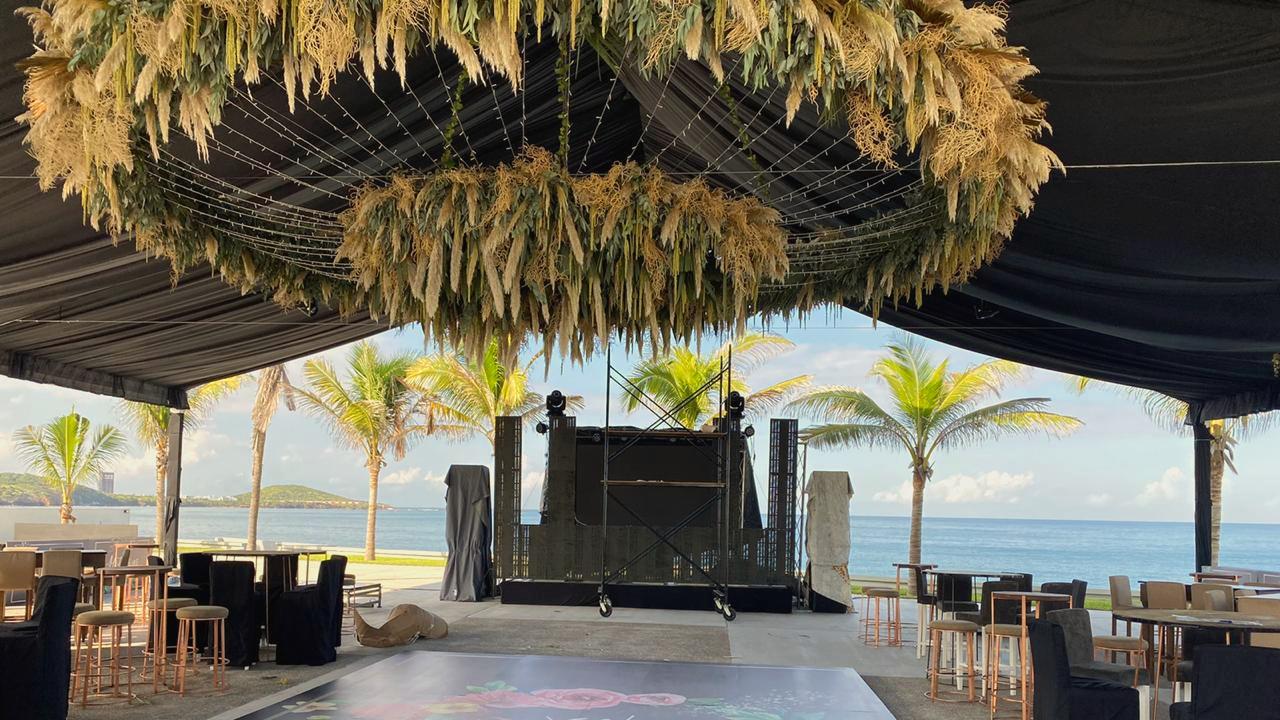 Toldo eurotent, con decoracion instalada mientras el toldo esta abajo 