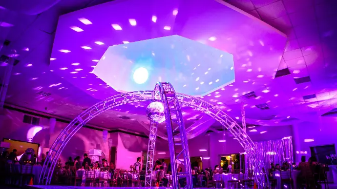 Domo de acero para deliminar espacios y hacer lucir mas tu evento 