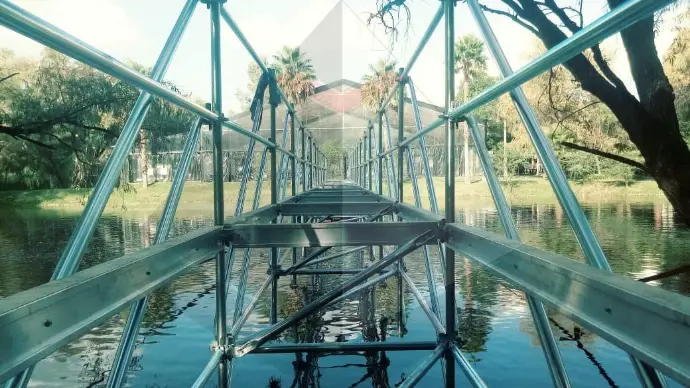 Sistema udeck y uscaffold generando un puente sobre un lago, permitiendo que los invitados puedan cruzar