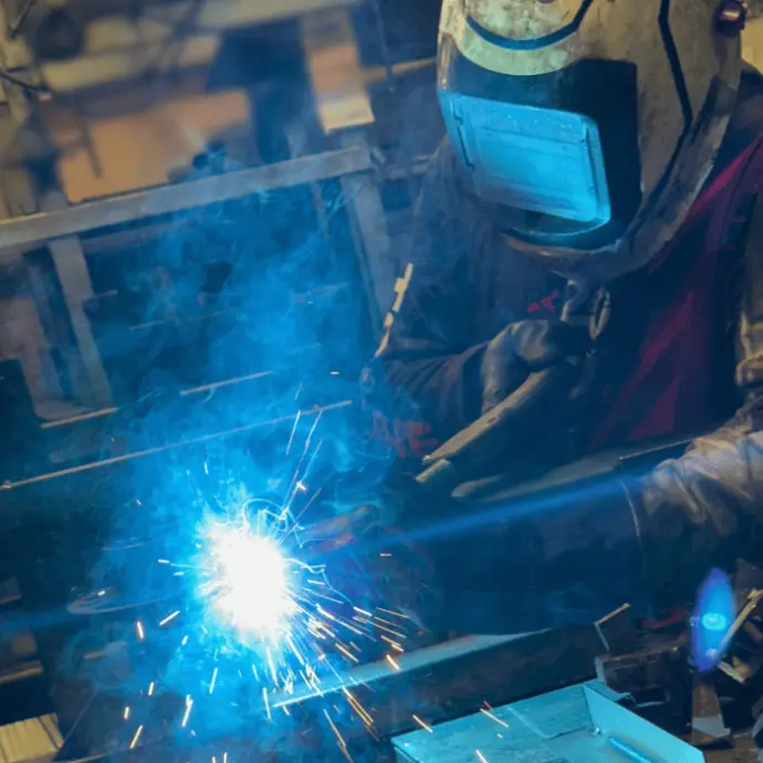 Proceso de soldadura profesional para estructuras de acero Topline, fabricación de módulos y sistemas metálicos para eventos.