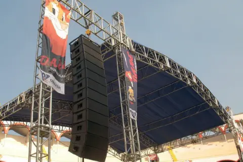 Escenario con estructura de acero y truss Topline para conciertos y eventos masivos