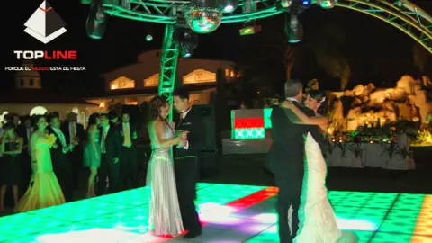 Estructura circular de truss Topline para pista de baile iluminada en eventos sociales.