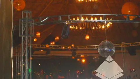 Estructura de truss Topline instalada para iluminación y sonido en eventos interiores.