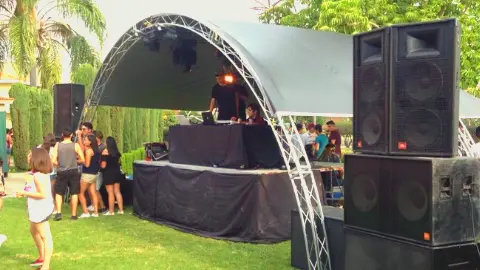 Estructura semicircular de truss Topline con cubierta para DJ en eventos al aire libre.