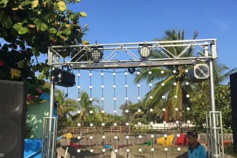 Estructura de truss Topline para iluminación decorativa en eventos al aire libre.