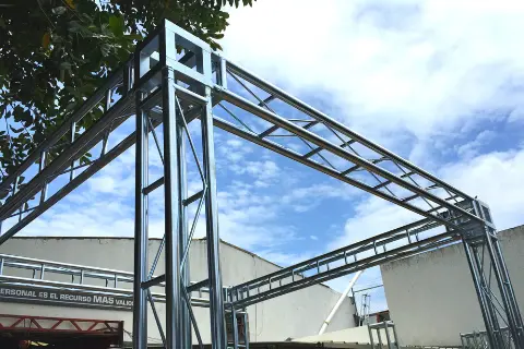 Estructura aérea de truss Topline instalada para soportar iluminación y montajes técnicos.