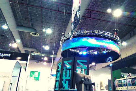 Estructura circular de truss Topline para montaje de pantalla LED en exposiciones y eventos.