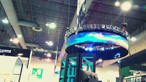 Estructura circular de truss Topline con pantalla LED para exposiciones y montajes publicitarios.