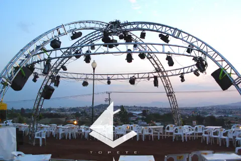 Estructura semicircular de truss Topline para eventos con iluminación profesional.