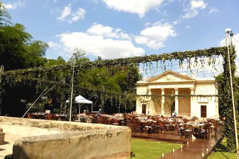 Estructura de acero y truss Topline instalada para eventos sociales al aire libre.