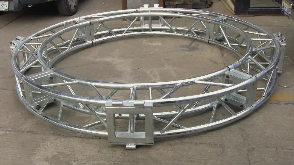 Estructura circular de truss Topline fabricada en taller para montaje de escenarios y eventos.