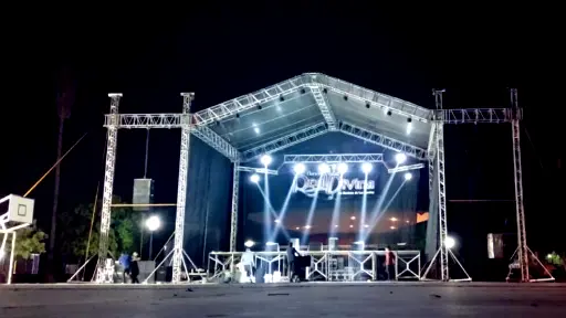 Escenario con estructura de acero y truss Topline para eventos Escenario profesional con estructura de acero y truss Topline para eventos masivos y conciertos.