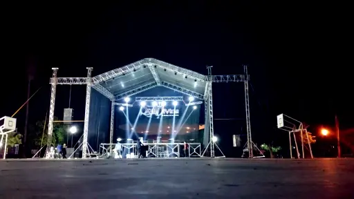 Escenario profesional con estructura de acero y truss Topline para eventos masivos.