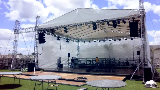 Escenario con estructura de acero, truss y lona Topline para eventos al aire libre.