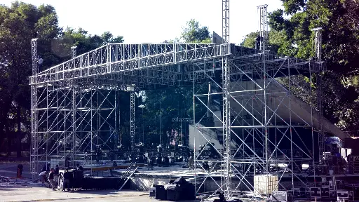 Montaje de escenario Topline con estructura de acero reforzada para eventos al aire libre.