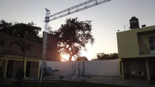 Estructura de truss Topline para montaje de iluminación y eventos en espacios urbanos.