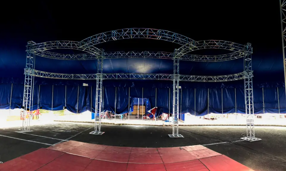 Estructura circular de truss y acero Topline para eventos, montajes especiales y diseños escénicos personalizados.