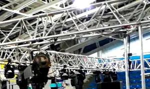 Estructura de truss y acero Topline para montajes profesionales en interiores, soporte de iluminación y producción técnica.