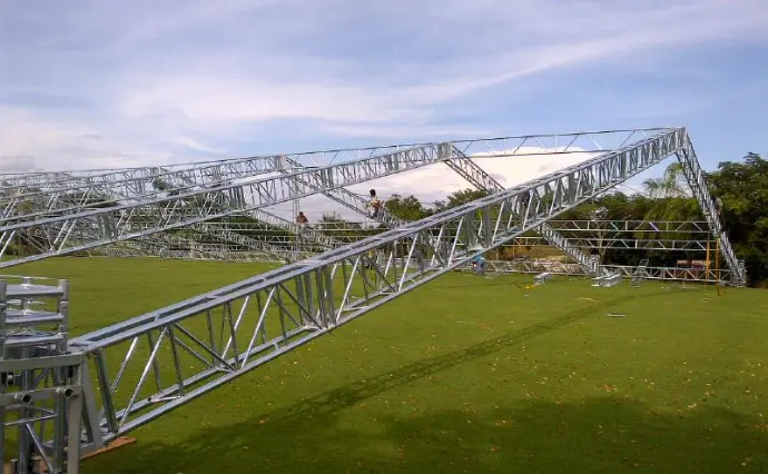 Montaje de estructura de acero y truss Topline para escenarios de gran formato en exteriores.