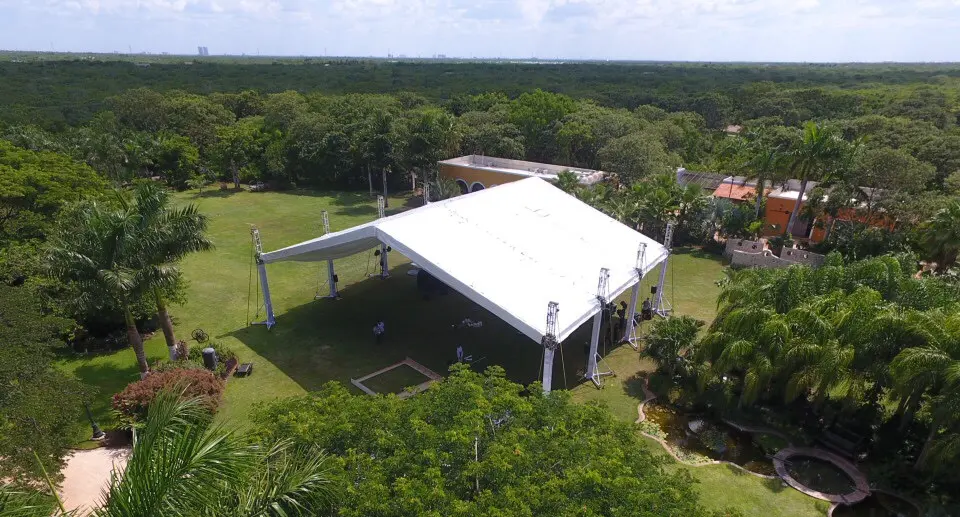 Megaestructura Topline instalada en espacio abierto con gran claro