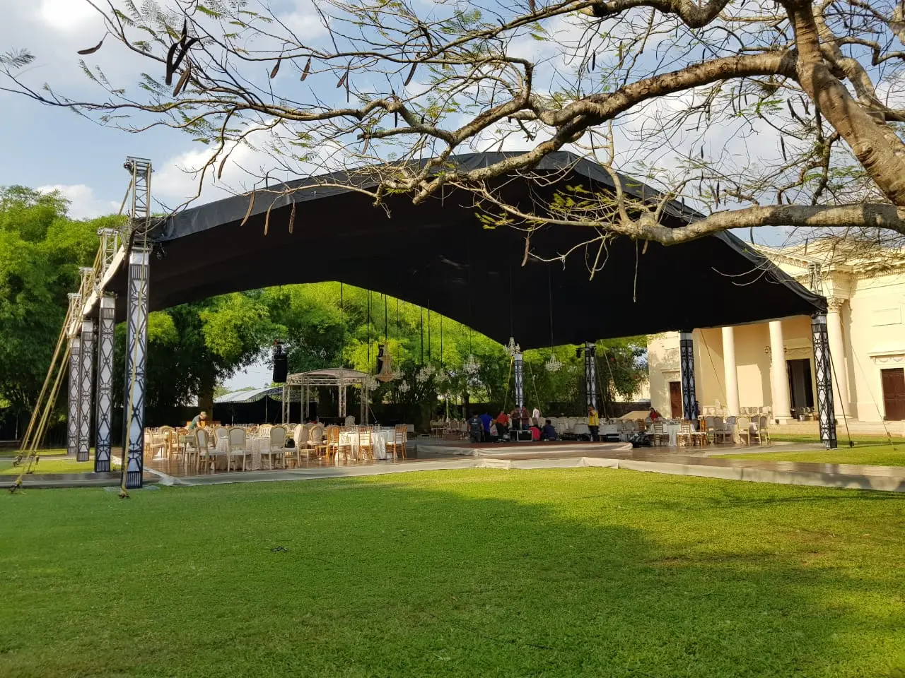 Megaestructura profesional instalada en jardín para evento de gran escala