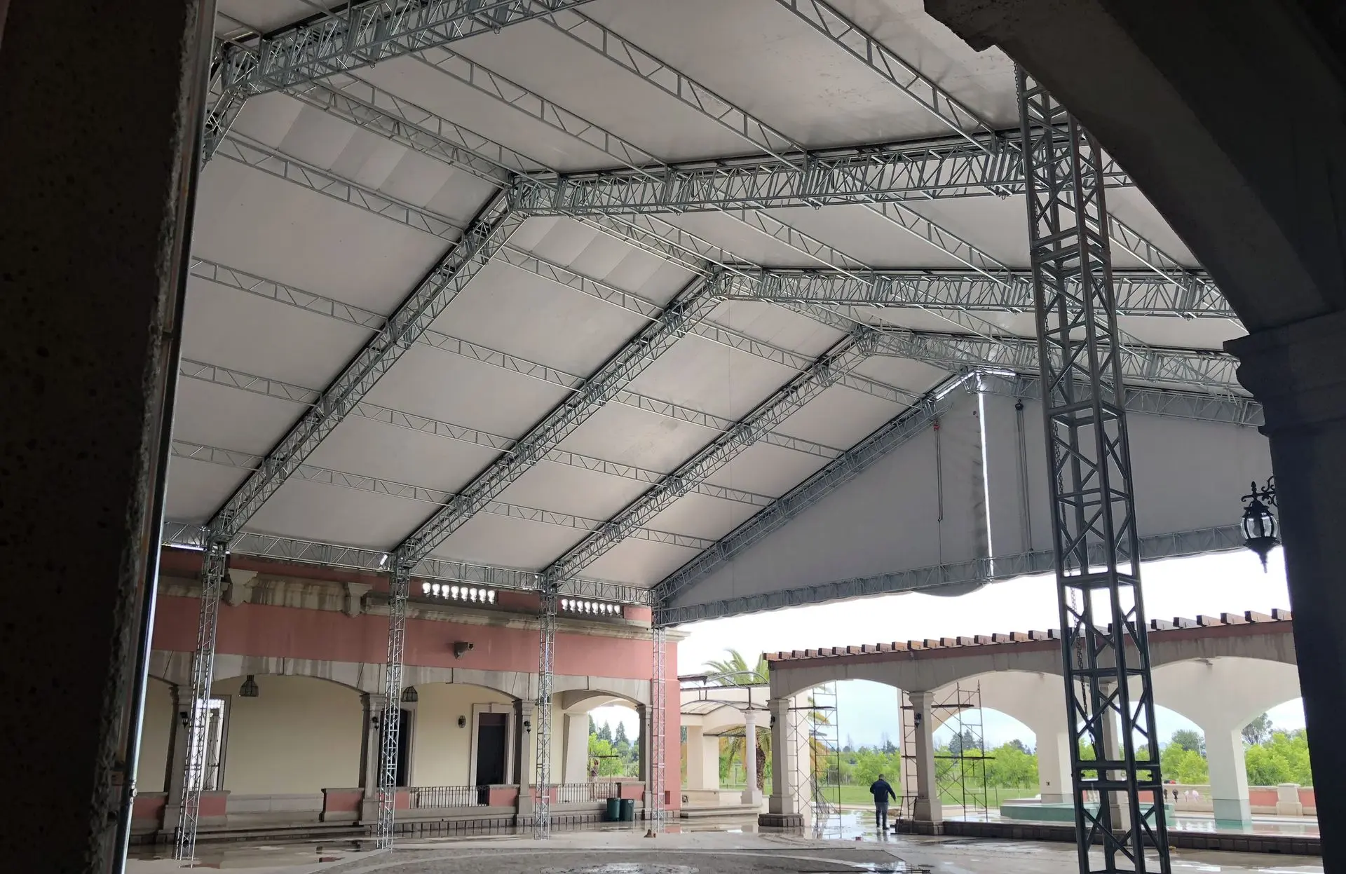 Estructura modular de gran formato con lona tensada