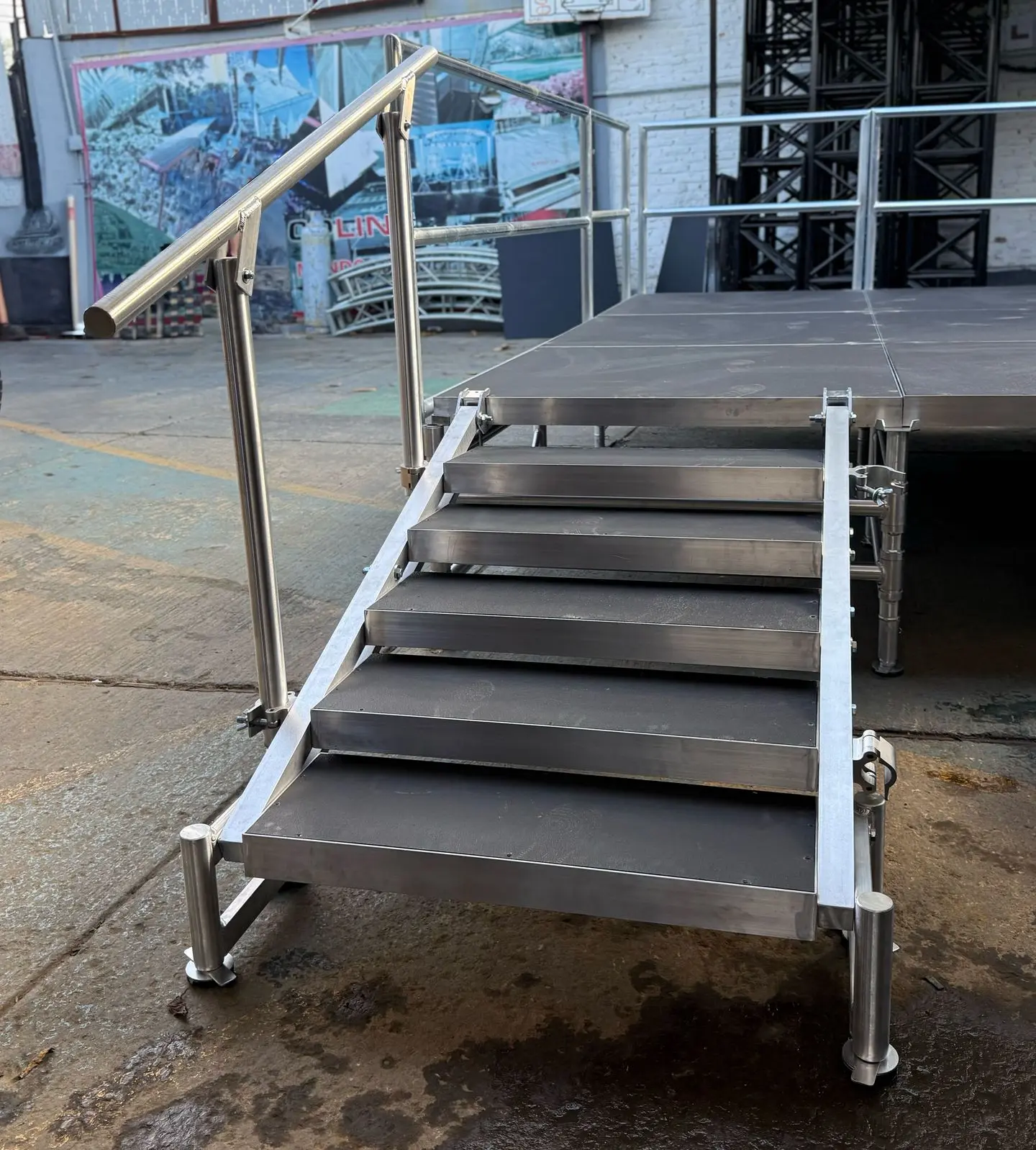 escaleras para escenario con tarima y crucetas acceso seguro para eventos