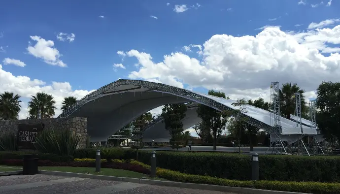 Megaestructura instalada con diseño limpio y operación eficiente