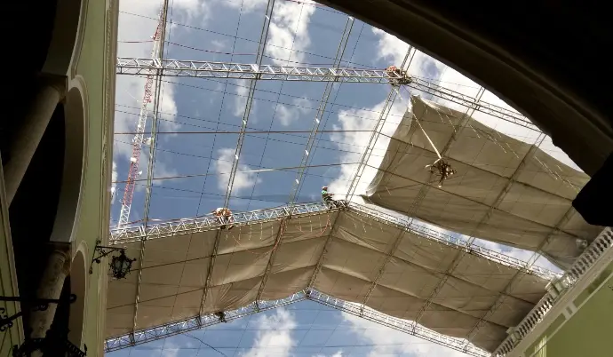 Megaestructura instalada con diseño limpio y operación eficiente