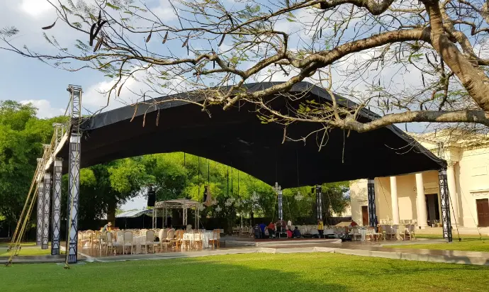 Megaestructura profesional instalada en jardín para evento de gran escala