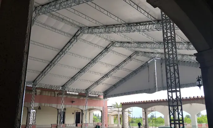 Estructura modular de gran formato con lona tensada