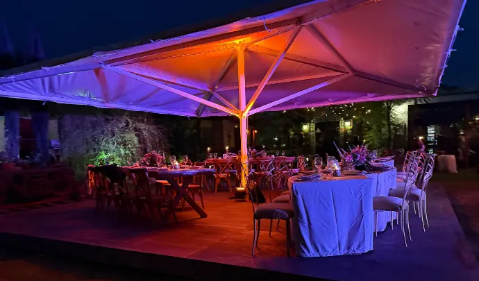 megasombrilla para eventos con piso udeck y cubierta eurotent