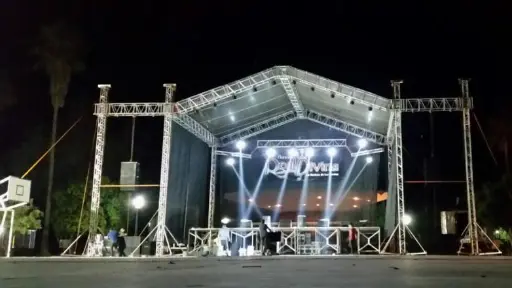 Escenario profesional con estructura de acero y truss Topline para eventos masivos y conciertos.