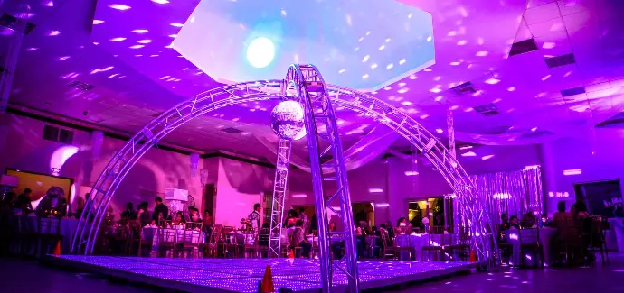 Los domos de acero, ayudan a delimitar secciones, areas y espacios 