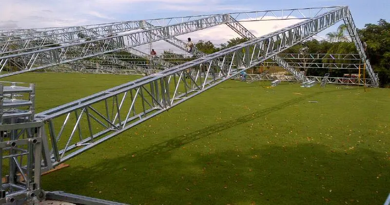 Montaje de estructura de acero y truss Topline para escenarios de gran formato en exteriores.