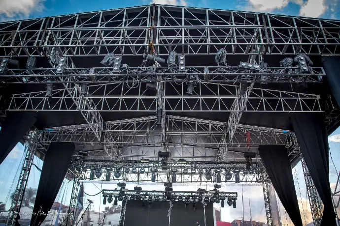 El roof system es un sistema de estructuras de aluminio 